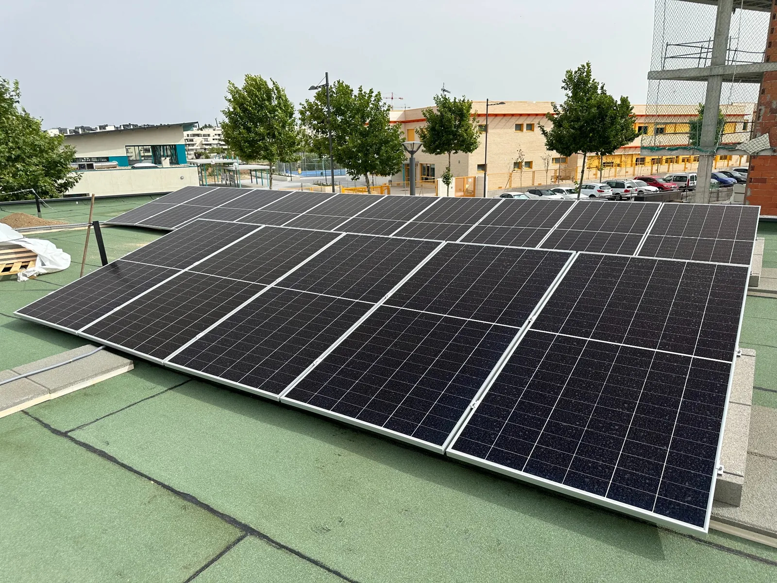Paneles solares instalados en un polideportivo de Boadilla del Monte