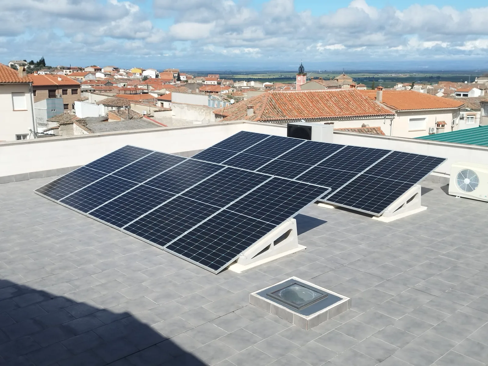Instalación de placas solares terminada en una vivienda de Oropesa, Toledo