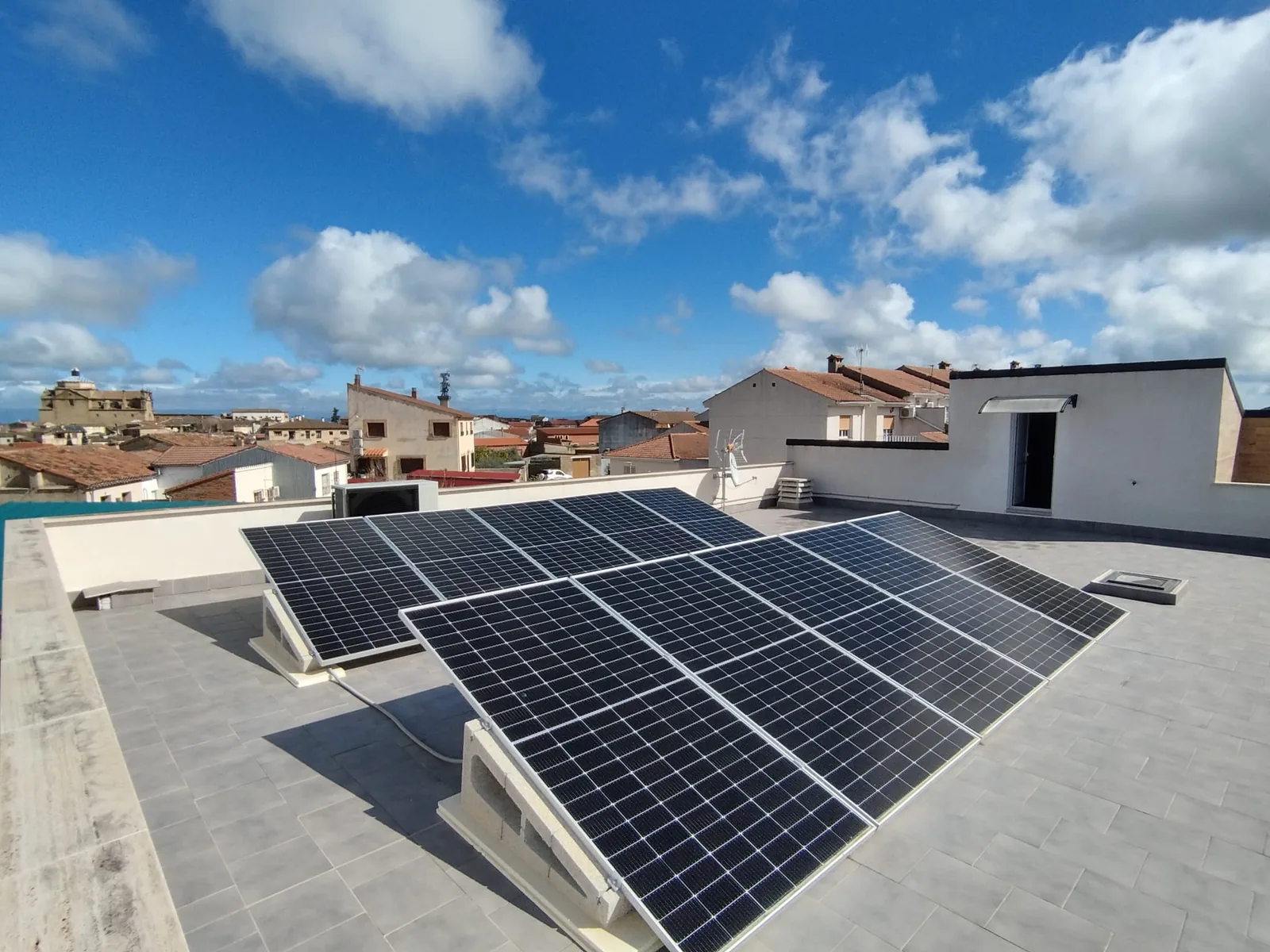 Vista cercana de los paneles solares instalados en la vivienda de Oropesa