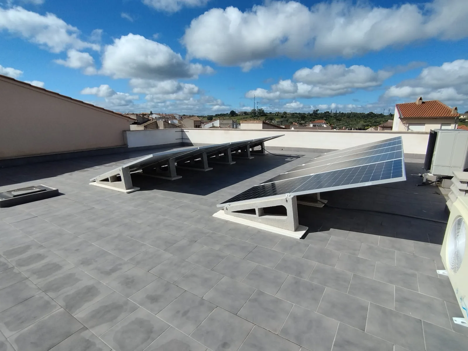 Paneles solares instalados en Oropesa con el municipio al fondo
