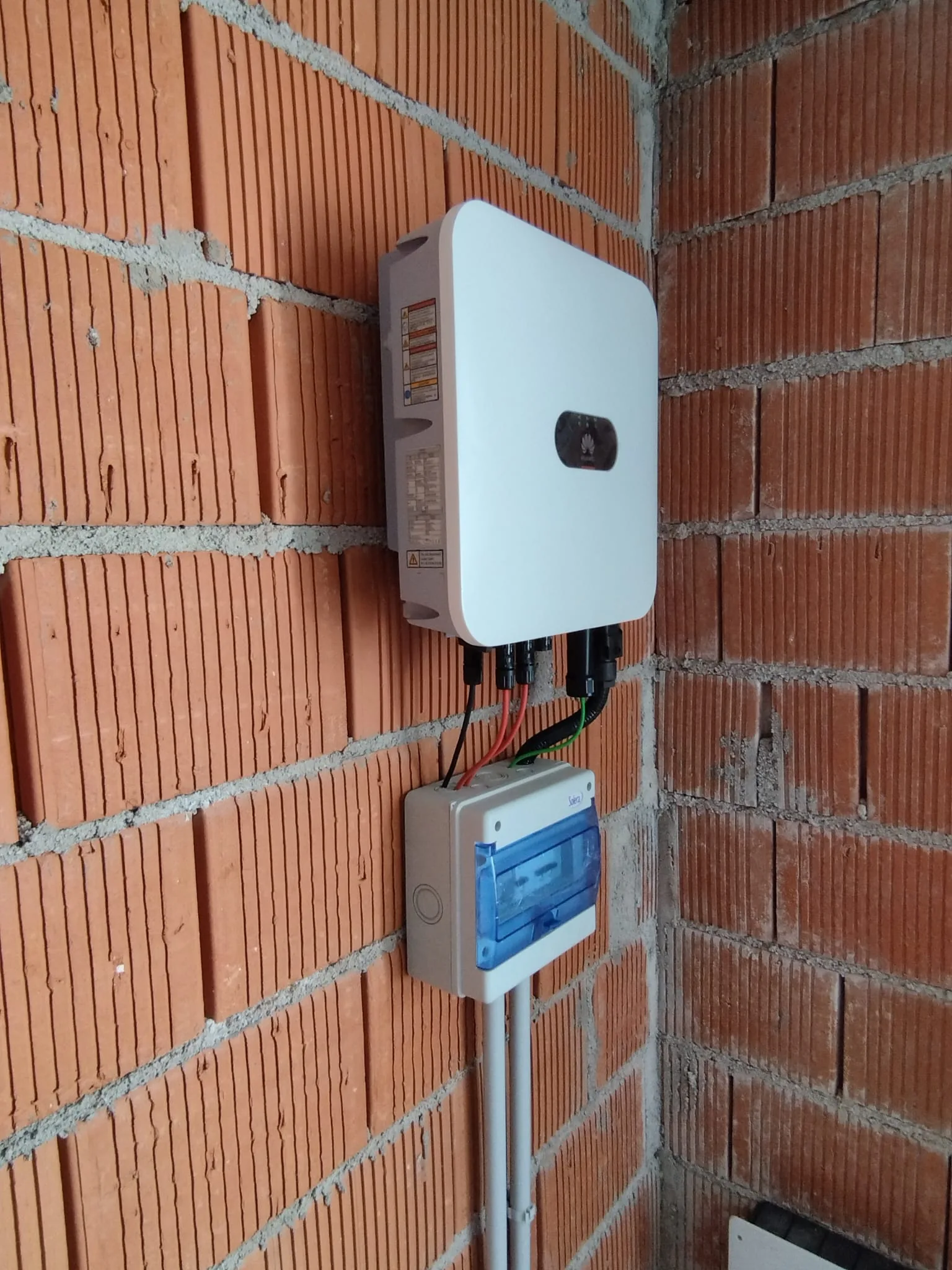 Detalle del inversor Huawei instalado en el proyecto fotovoltaico de Oropesa