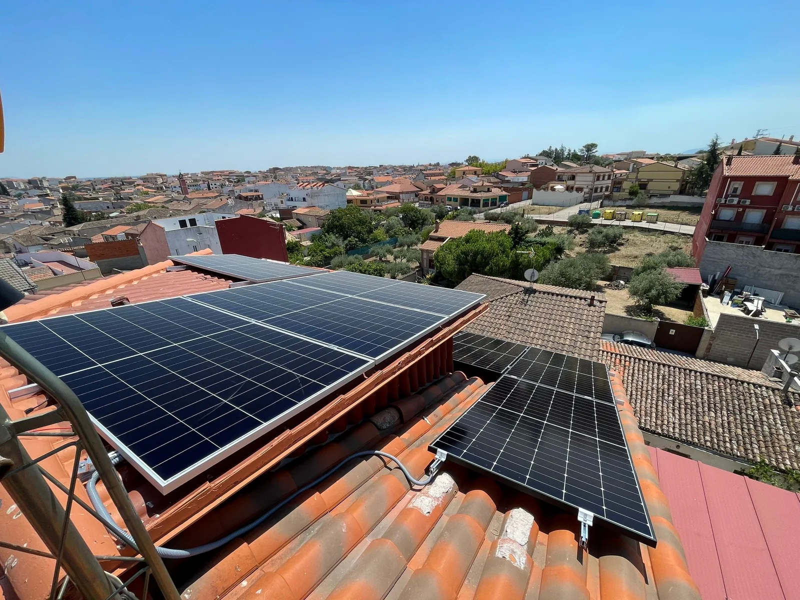 Instalación de placas solares sobre un tejado de vivienda