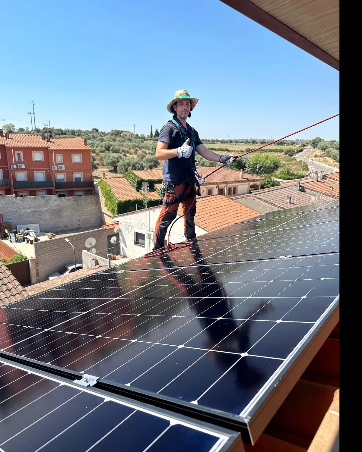 Javier Teodosio trabajando con medidas de seguridad sobre una instalación de paneles solares