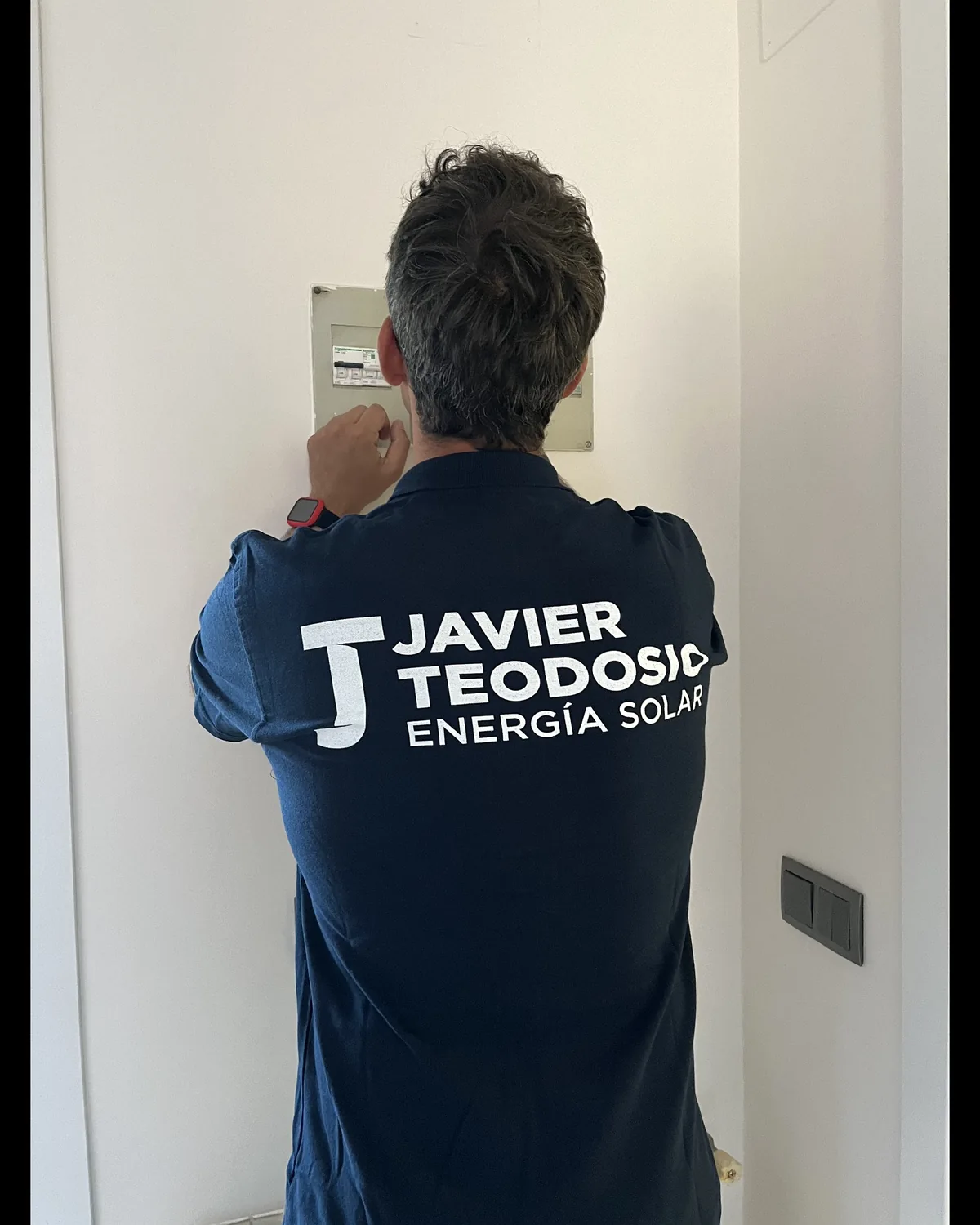 Javier Teodosio revisando un cuadro eléctrico durante un trabajo