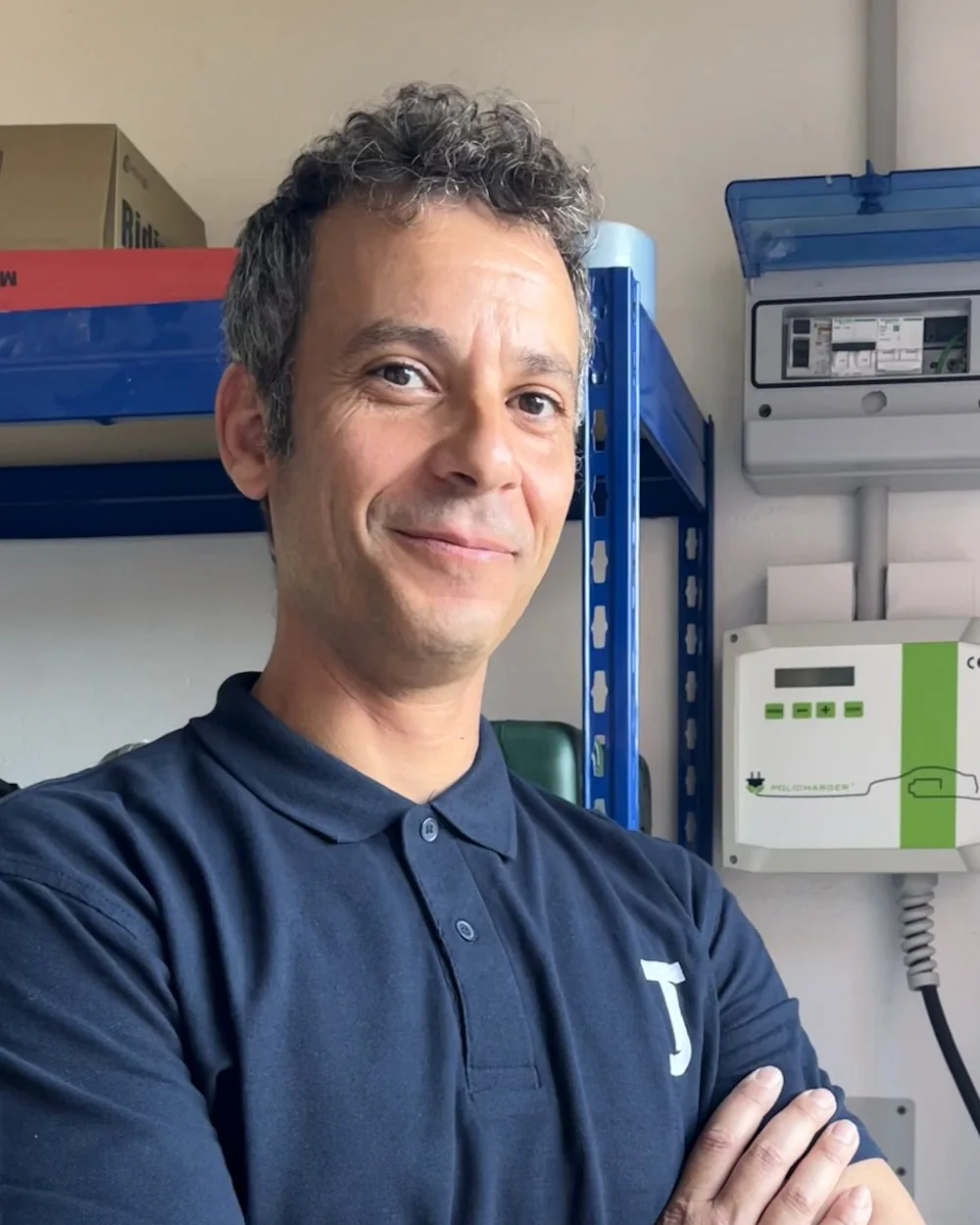 Javier Teodosio, fundador de JT Solar, junto a un sistema de recarga eléctrica
