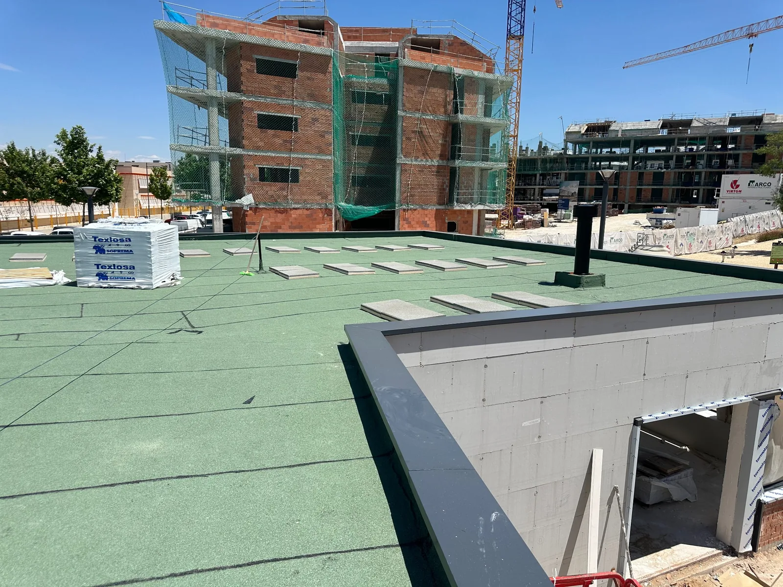 Bases distribuidas sobre la cubierta del polideportivo durante la preparación de la instalación fotovoltaica.