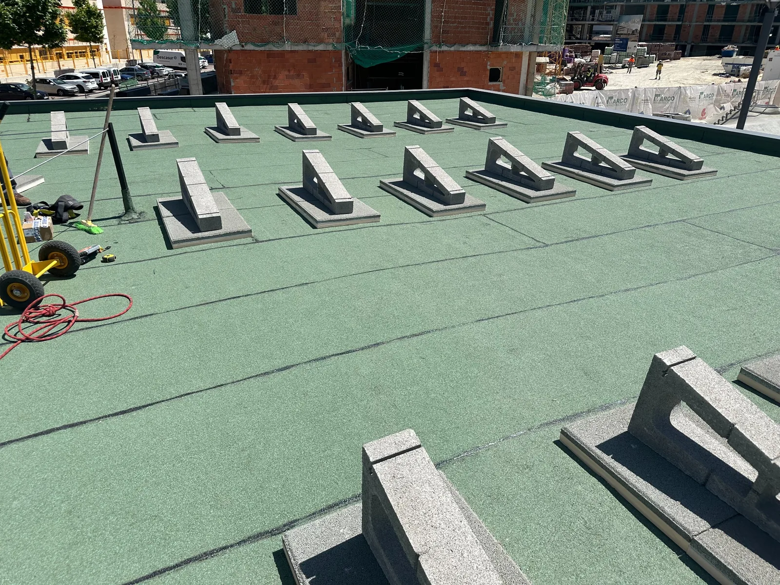 Vista general de las estructuras preparadas sobre la cubierta del polideportivo.
