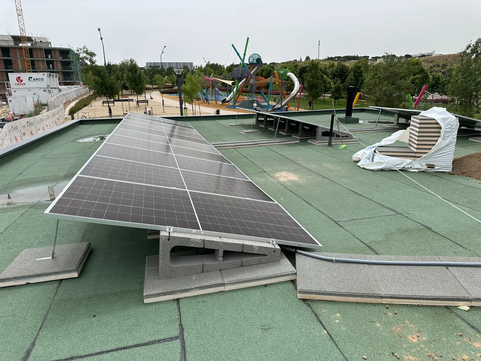 Vista de la instalación fotovoltaica terminada con el entorno del polideportivo de Boadilla del Monte.