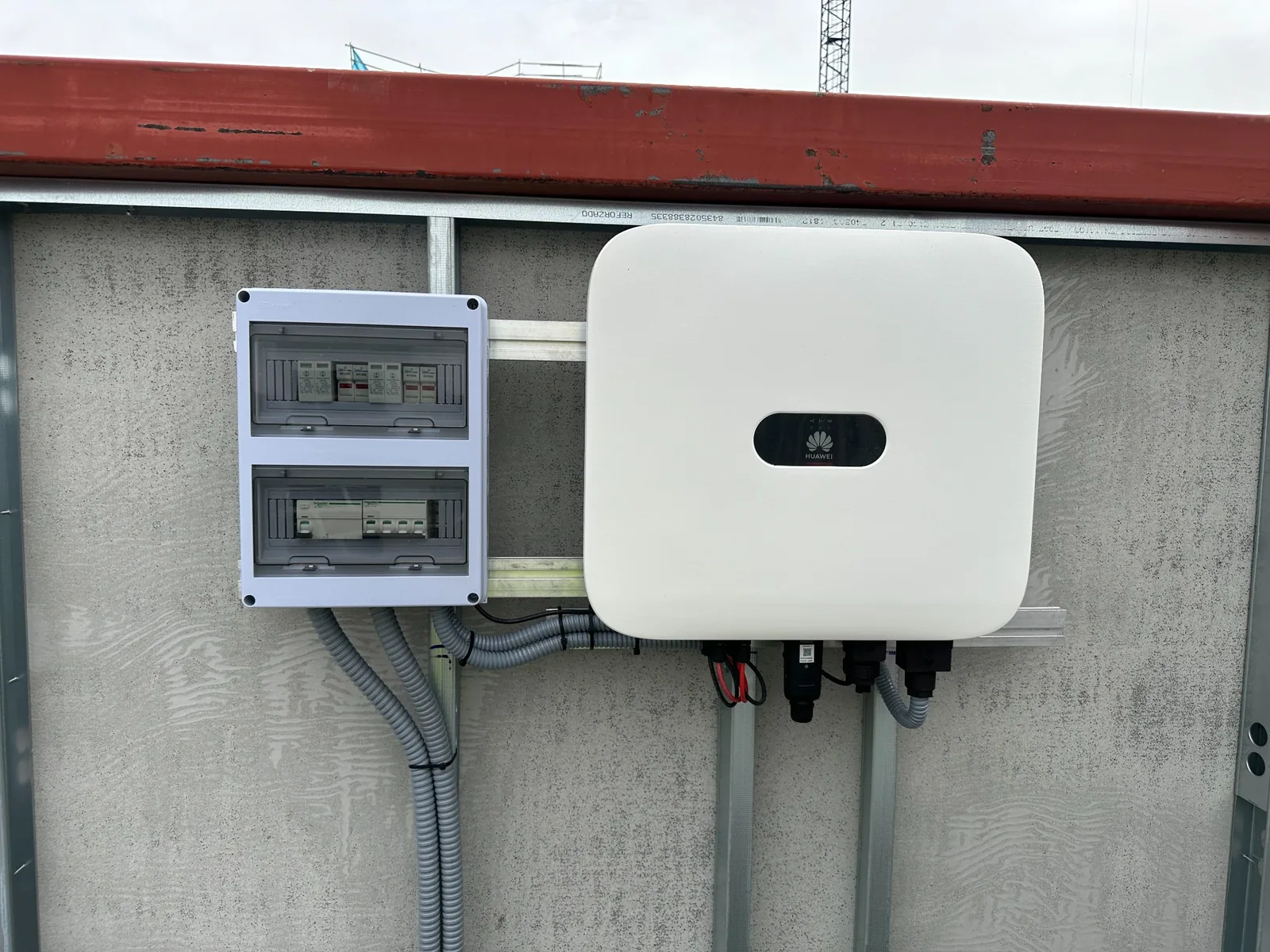 Inversor y cuadro de protecciones de la instalación fotovoltaica realizada en Boadilla del Monte.