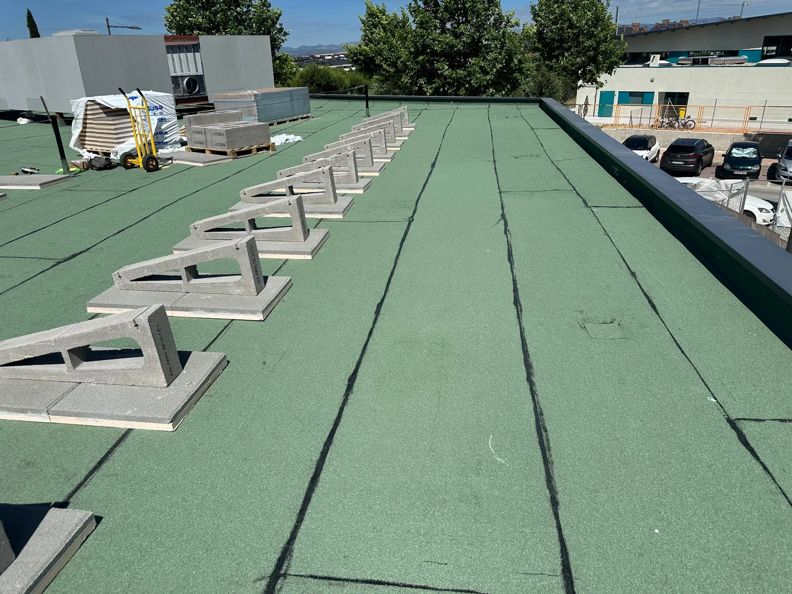 Estructuras de soporte alineadas sobre la cubierta para el montaje de los paneles solares.